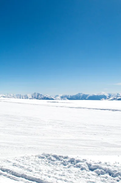 Kışın Kar Altında Yüksek Dağlar — Stok fotoğraf