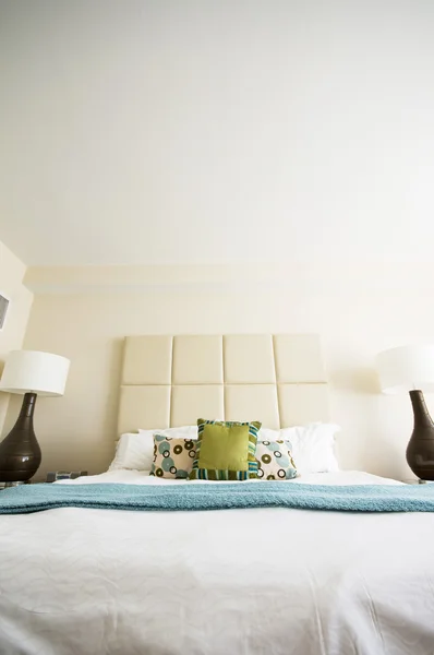 Двуспальная Кровать Современном Интерьере — стоковое фото
