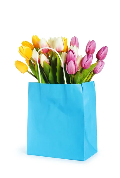 Tulipany w torba na zakupy na białym tle — Zdjęcie stockowe