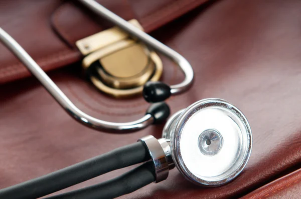 Die Braune Ledertasche Des Arztes Mit Dem Stethoskop — Stockfoto