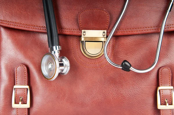 Кожаный чехол доктора со стетоскопом — стоковое фото