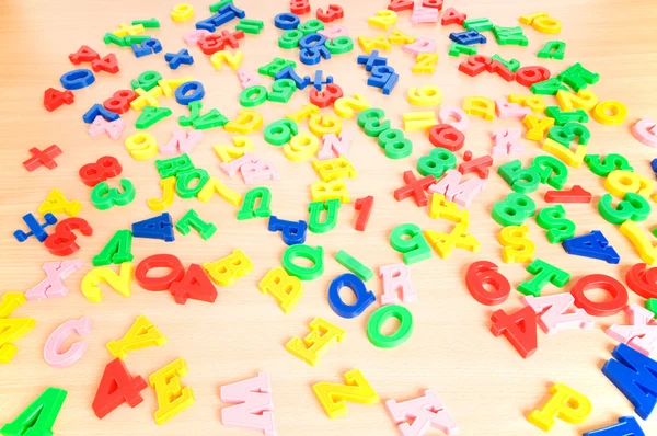 Niños letras y dígitos sobre la mesa — Foto de Stock
