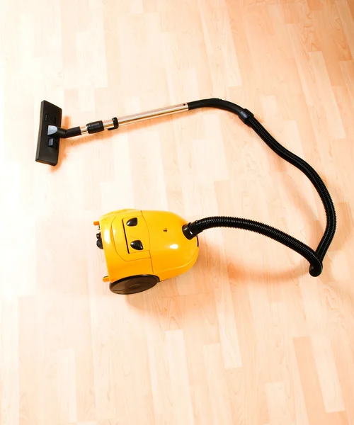 Aspirapolvere sul pavimento in legno lucido — Foto Stock