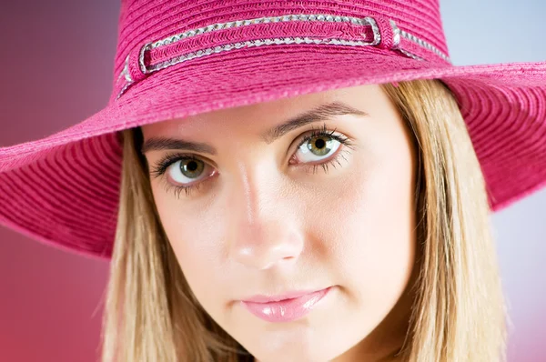 Jong meisje met strand hoed tegen achtergrond met kleurovergang — Stockfoto