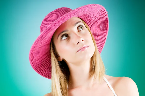 Giovane Ragazza Con Cappello Spiaggia Contro Sfondo Gradiente — Foto Stock