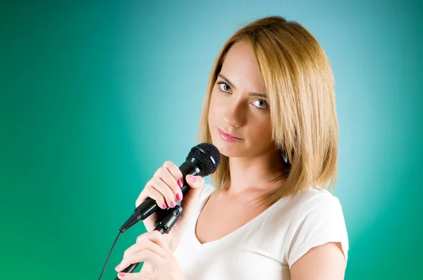 Mädchen Singt Mit Mikrofon Gegen Gradientenhintergrund — Stockfoto