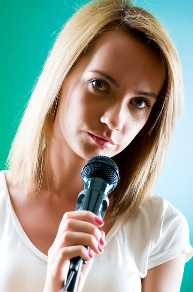 Chica Cantando Con Micrófono Contra Fondo Gradiente —  Fotos de Stock