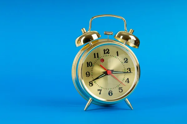 Zaman Kavramı Çalar Saat Renkli Bir Arka Plana Dayanır — Stok fotoğraf