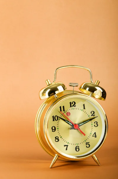 時間の概念 - カラフルな背景の目覚まし時計 — ストック写真