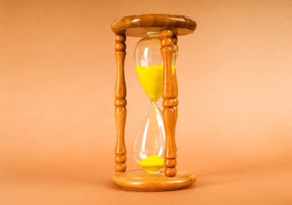 時間の概念 グラデーションの背景に対して砂時計 — ストック写真