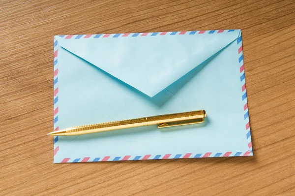 Masanın Üzerinde Birçok Zarf Ile Mail Kavramı — Stok fotoğraf