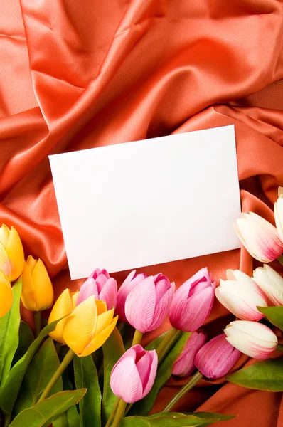 Obálka Květiny Saténovém Pozadí — Stock fotografie