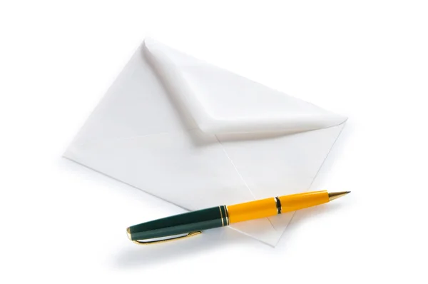 Posta kavramı üzerinde beyaz izole zarf ile — Stok fotoğraf