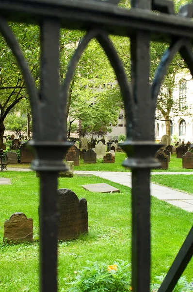 Friedhof Mit Vielen Grabsteinen Hellen Tag — Stockfoto