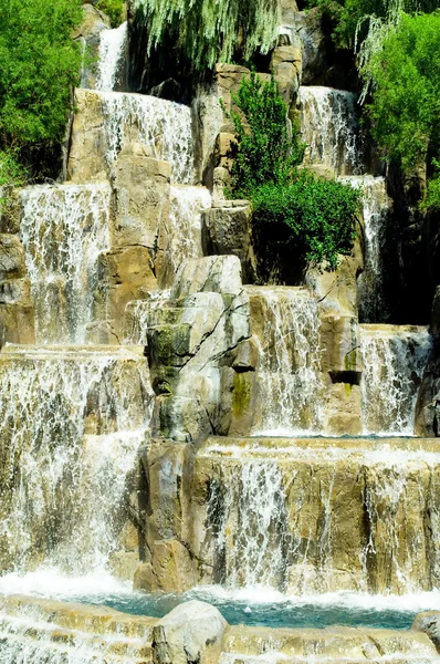 Cachoeiras altas no dia de verão brilhante — Fotografia de Stock