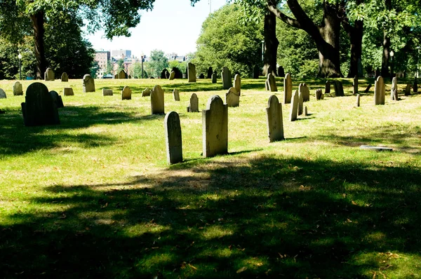 Кладбище с большим количеством могил в светлый день — стоковое фото