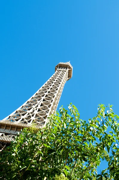 Eiffeltornet på den ljusa sommardag — Stockfoto