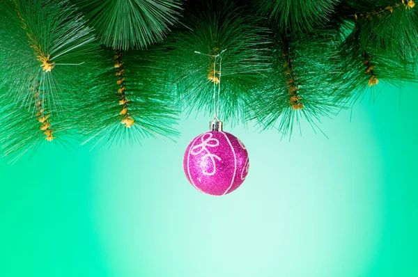 Vánoční dekorace na barevném gradientu pozadí — Stock fotografie