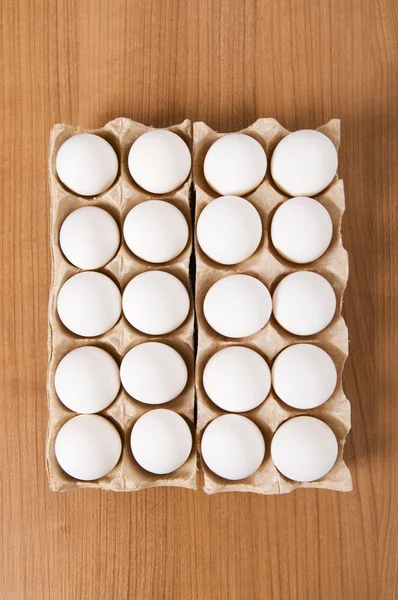 Wielu Białych Jaj Drewnianym Stole — Zdjęcie stockowe