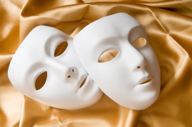 Beyaz plastik maskeli tiyatro konsepti