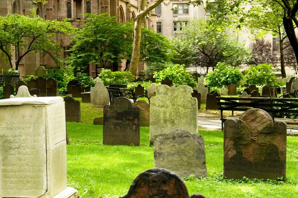Hřbitov s mnoha náhrobky na jasný den — Stock fotografie