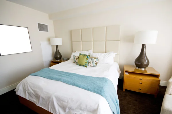 Двоспальне Ліжко Сучасній Інтер Єрній Кімнаті — стокове фото