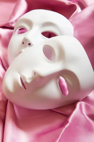 Koncepcja teatru z białymi plastikowymi maskami — Zdjęcie stockowe