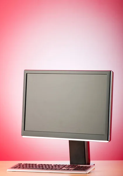Широкоекранний монітор комп'ютера на барвистому фоні — стокове фото