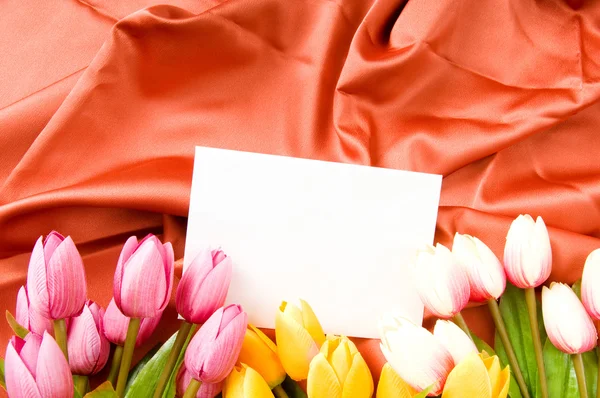 Umschlag Und Blumen Auf Dem Satin Hintergrund — Stockfoto