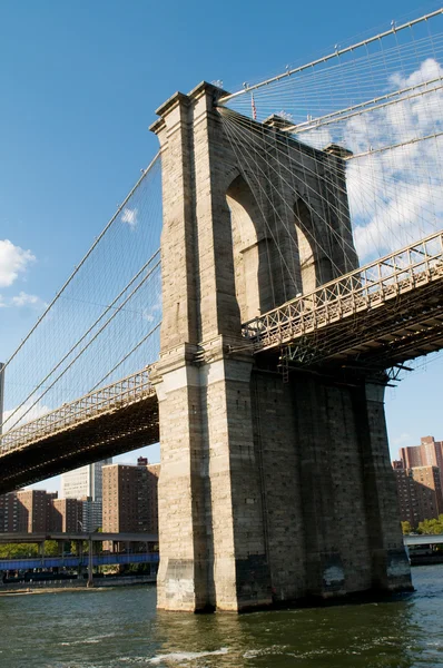 夏日晴朗的纽约布鲁克林大桥 — 图库照片