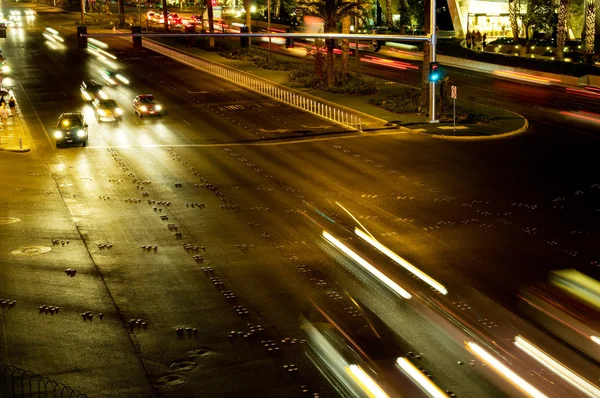 Tráfego em movimento e luzes do carro à noite — Fotografia de Stock
