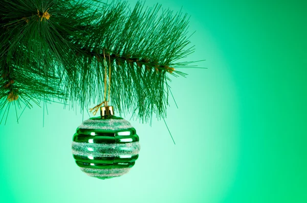 Jul dekoration mot den färgglada lutning bakgrund — Stockfoto