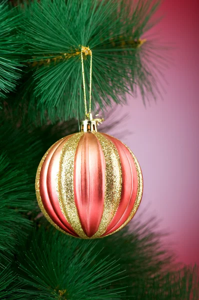 Decoração de Natal na árvore - conceito de férias — Fotografia de Stock
