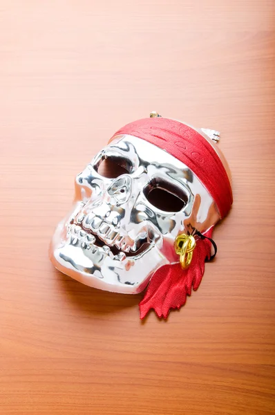 Totenkopfmaske Isoliert Auf Dem Hölzernen Hintergrund — Stockfoto