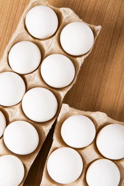 Ahşap Masa Üzerinde Birçok Beyaz Yumurta — Stok fotoğraf