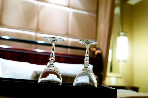 Zwei Gläser auf dem Doppelbett als romantisches Konzept — Stockfoto