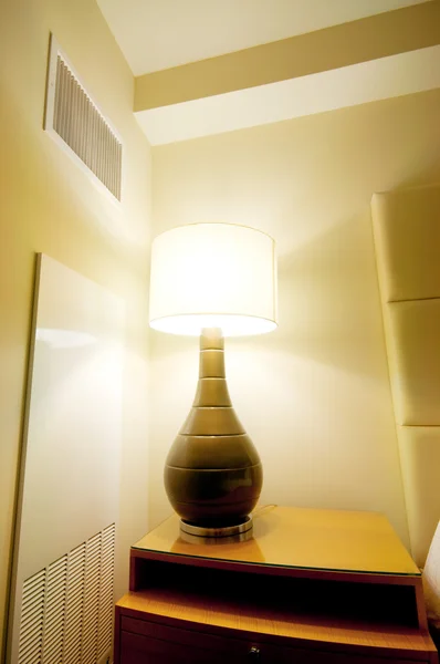 Kamer interieur - licht staan op de tafel — Stockfoto