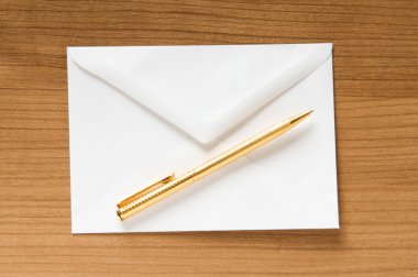 Masanın üzerinde birçok zarf ile Mail kavramı