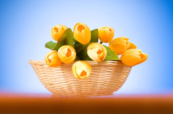 Csomó-ból tulipán virág az asztalon — Stock Fotó