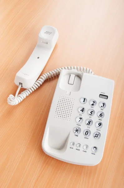 Weißes Bürotelefon Auf Der Flachen Oberfläche — Stockfoto