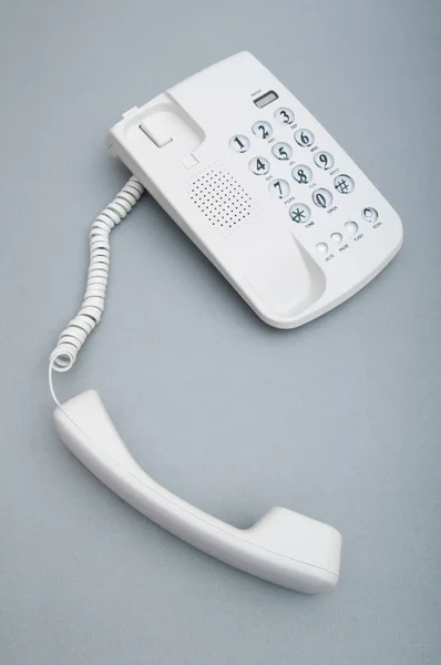 A sík felületen fehér telefon — Stock Fotó