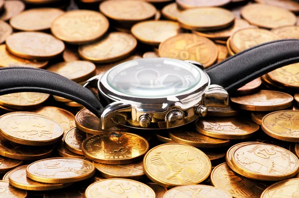 Час це грошова концепція з годинником і монетами — стокове фото