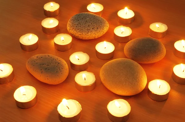 Brandende kaarsen en kiezelstenen voor aromatherapie sessie — Stockfoto