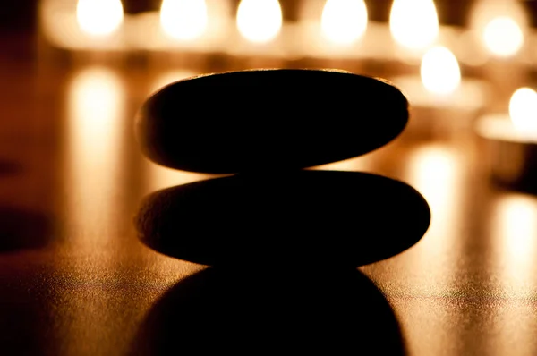 Brennende Kerzen und Kieselsteine für die Aromatherapie-Sitzung — Stockfoto