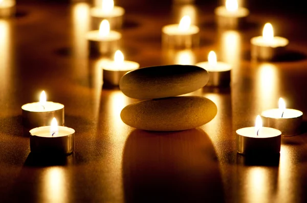 非常に熱い蝋燭とアロマセラピーのセッションのための小石 — ストック写真