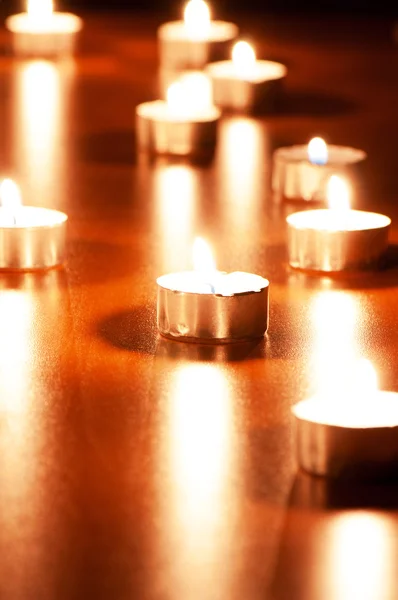 Molte candele accese con bassa profondità di campo — Foto Stock