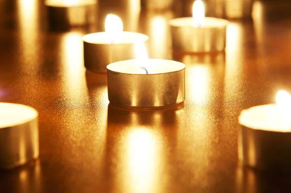 Muchas velas encendidas con poca profundidad de campo — Foto de Stock