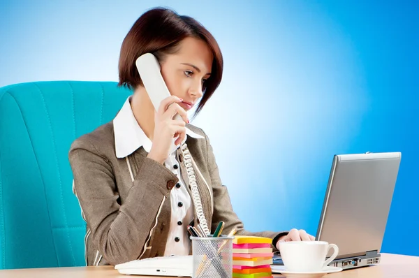 Young businesswoman working in the office — Stock Photo, Image