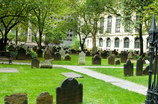 Cmentarz z wielu nagrobków na jasny dzień — Zdjęcie stockowe