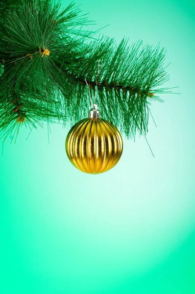 Renkli arkaplana karşı Noel süslemesi — Stok fotoğraf